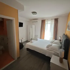 nirvana-rooms-apartments.splithotels.org/